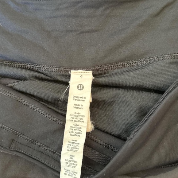 Lululemon athletica Low Rise Speed Up shorts black 2.5 inch - Picture 3 of 3